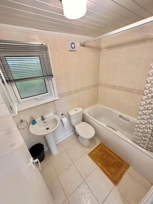 Semi-Detached 1-Bedroom Chalet Аддингстон Экстерьер фото