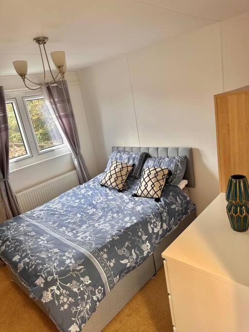 Semi-Detached 1-Bedroom Chalet Аддингстон Экстерьер фото
